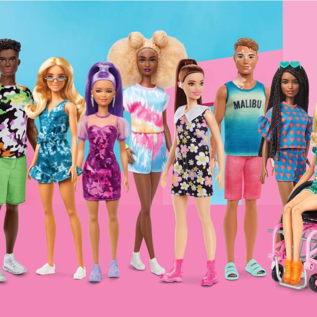 Unterschiedliche Barbiepuppen stehen nebeneinander.