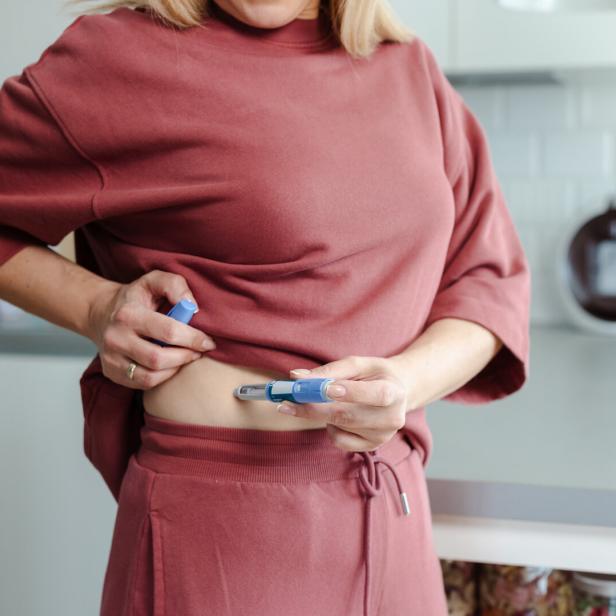 Eine Frau verabreicht sich ein Abnehmmedikament mittels Spritze.