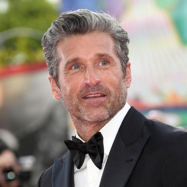 Patrick Dempsey trägt einen schwarzen Smoking mit Fliege.