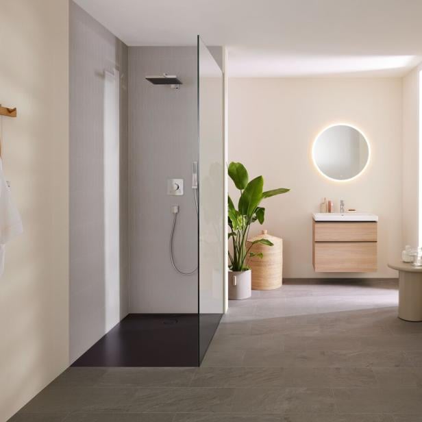 Blick in ein Badezimmer mit Dusche und Waschtisch