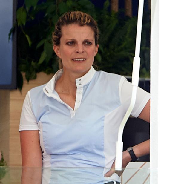 Athina Onassis mit blonden Haaren in sportlicher Kleidung.