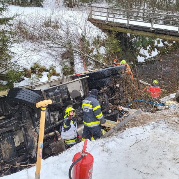 Schwerfahrzeug liegt im Bach 