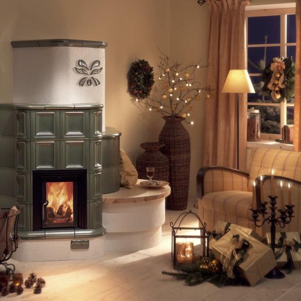 Grüner Kachelofen im Wohnzimmer