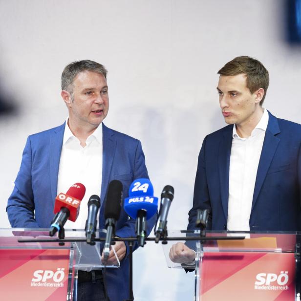 Babler und Hergovich stehen an Rednerpulten mit SPÖ Niederösterreich Logos vor Mikrofonen.