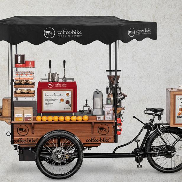 Ein Fahrrad, auf dem Kaffee verkauft wird 