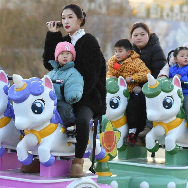 Kinder in einem Park in Fuyang in der ostchinesischen Provinz Anhui.