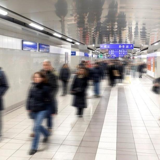 Menschen in einem Bahnhof