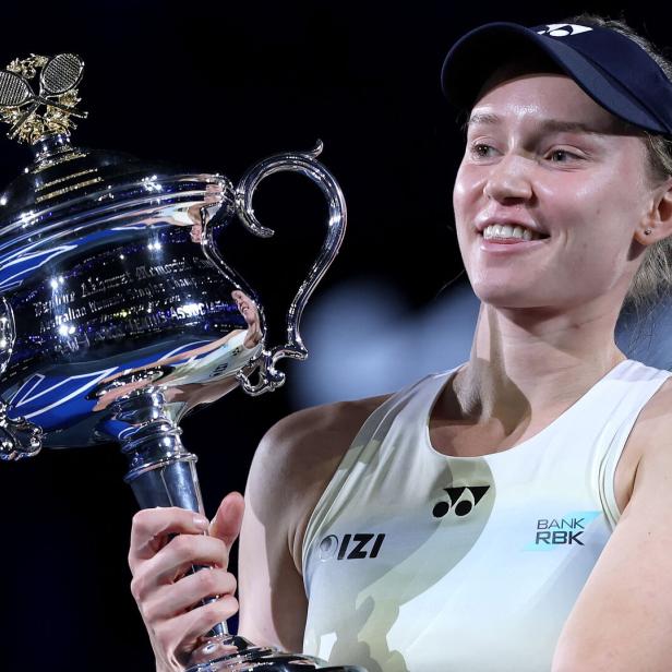Rybakina mit der Trophäe