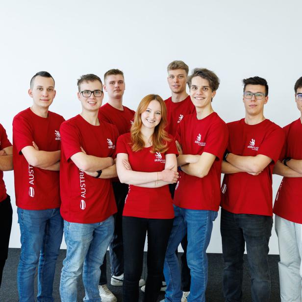 Zehn Personen stehen nebeneinander