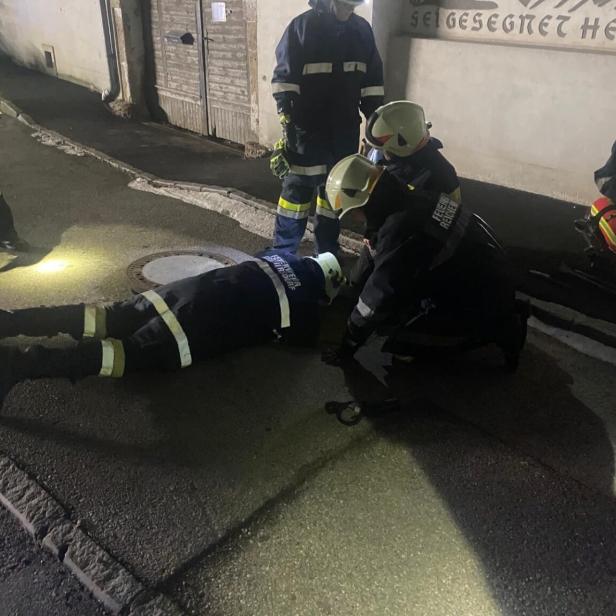 Feuerwehr rettet Mann aus Kanal