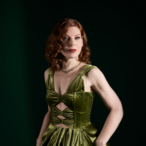 Teresa Vogl in ihrer Opernballrobe