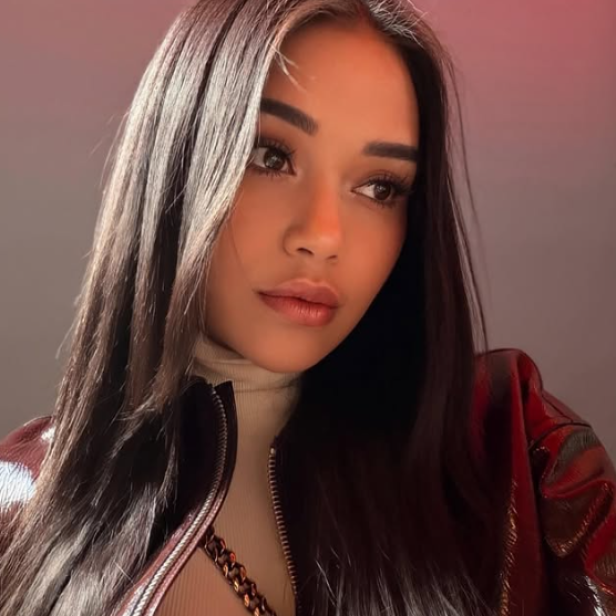 Lula Lafah in Selfiepose