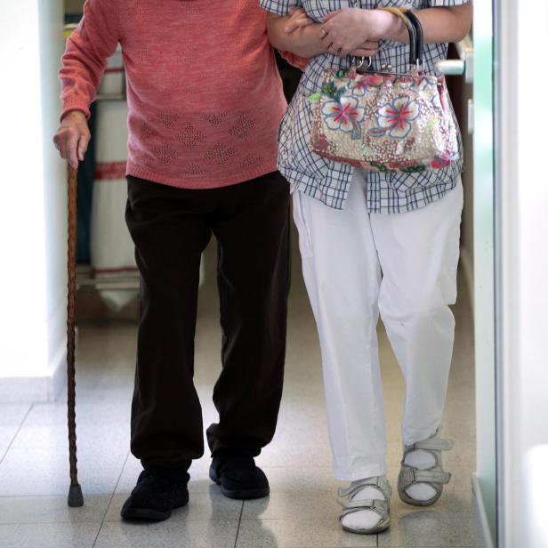 "Wahnsinn": 100 Menschen, 2 Pfleger - Kritik am Gesundheitssystem