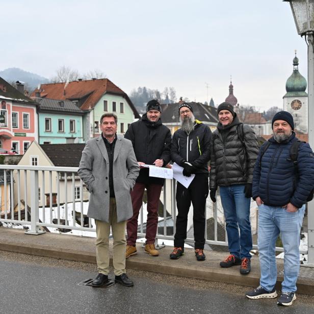  Bgm. W. Krammer, H. Schedlmayer, StR M. Dowalil, P. Aichinger-Rosenberger und Th. Kummer vom Bauamt (v.l.).  