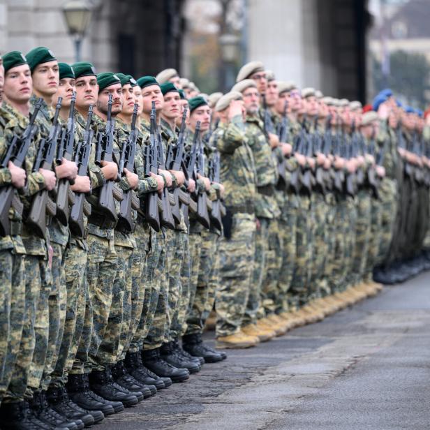 NATIONALFEIERTAG: FEIERLICHKEITEN AM HELDENPLATZ