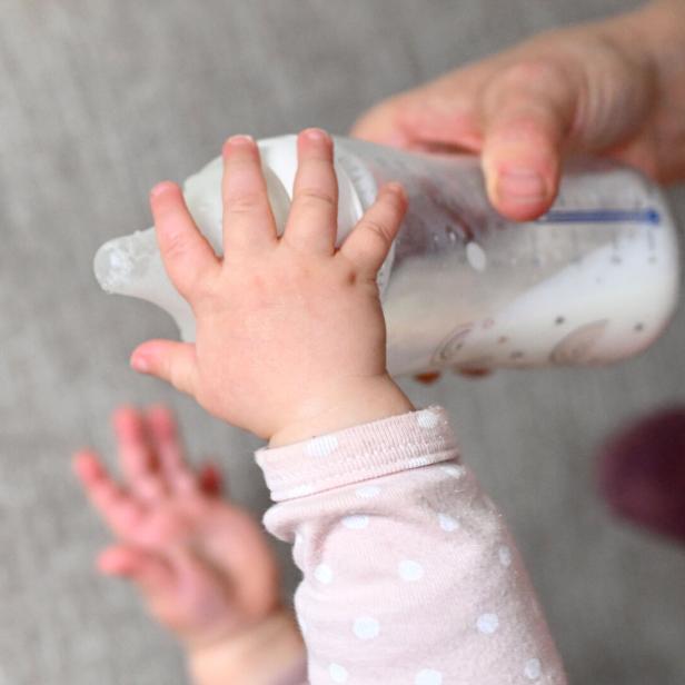 ++ THEMENBILD ++ GIFTSTOFF-VERDACHT / BABYNAHRUNG / BABY / SÄUGLINGSNAHRUNG / SÄUGLING / GESUNDHEIT / RÜCKRUF / TOXINE