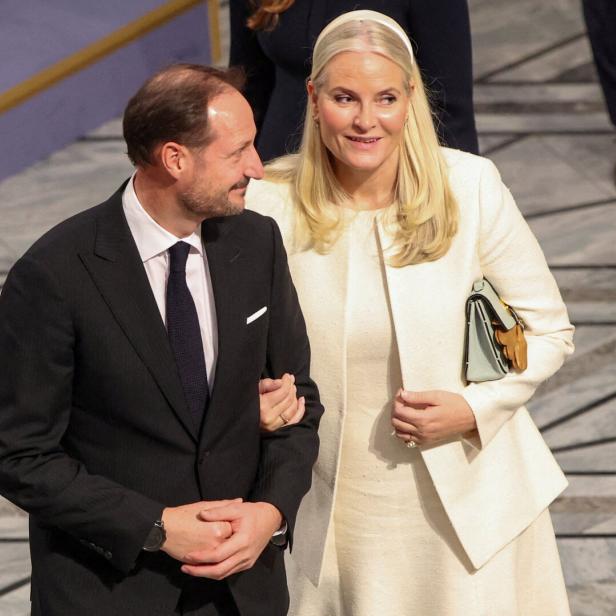 Kronprinz Haakon und Kronprinzessin Mette-Marit in eleganter Kleidung.