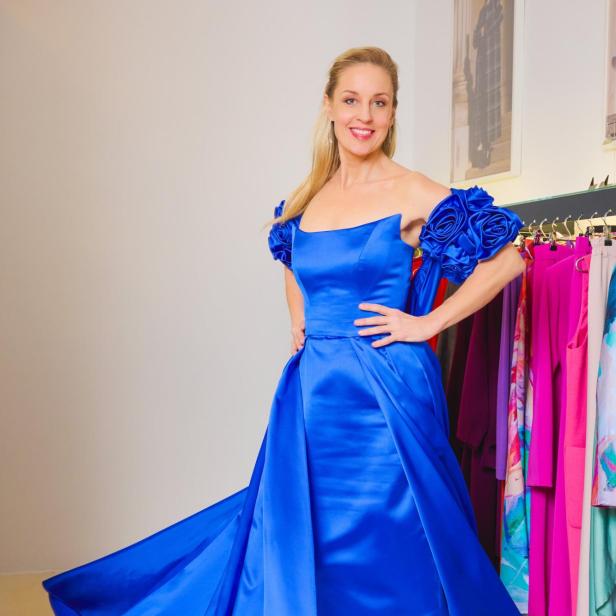 Lilian Klebow in blauem Kleid