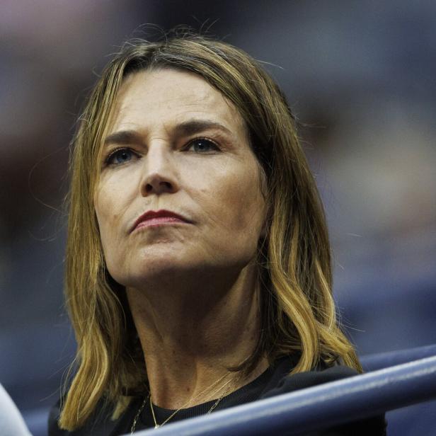 Savannah Guthrie mit blondem Haar und ernstem Blick schaut aufmerksam zu.