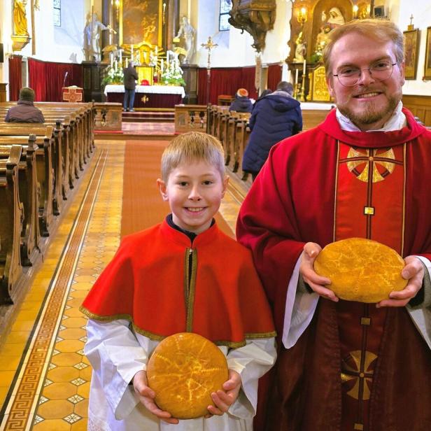 Kaplan und Ministrant mit Agatha-Brot