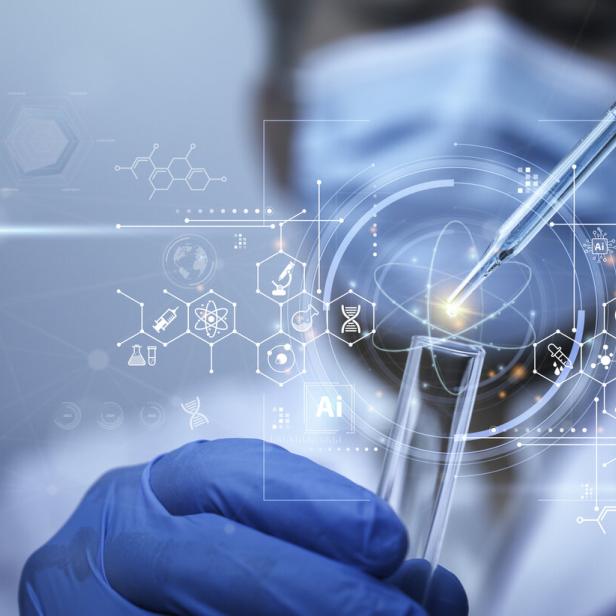 Ein Wissenschaftler mit Maske pipettiert Flüssigkeit in ein Reagenzglas, umgeben von Grafiken.