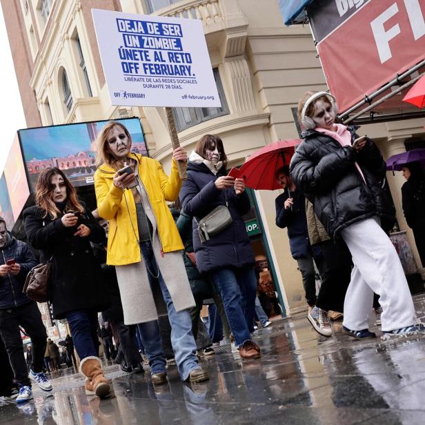 SPAIN-SOCIAL NETWORK-LIFESTYLE