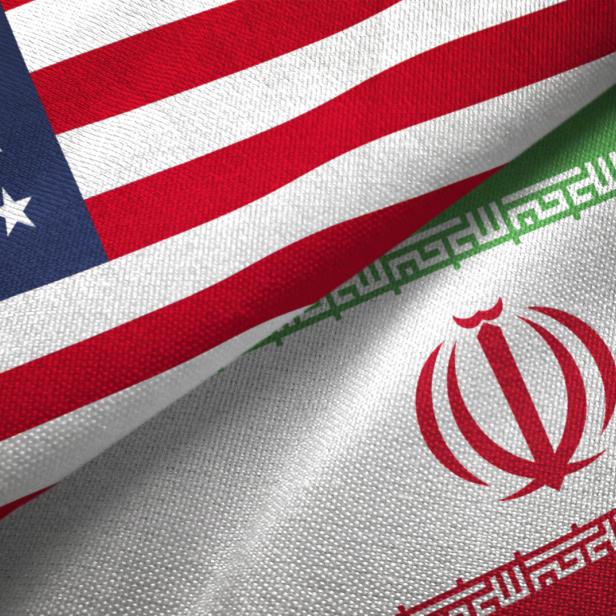 Die Flaggen der USA und des Iran sind nebeneinander dargestellt.