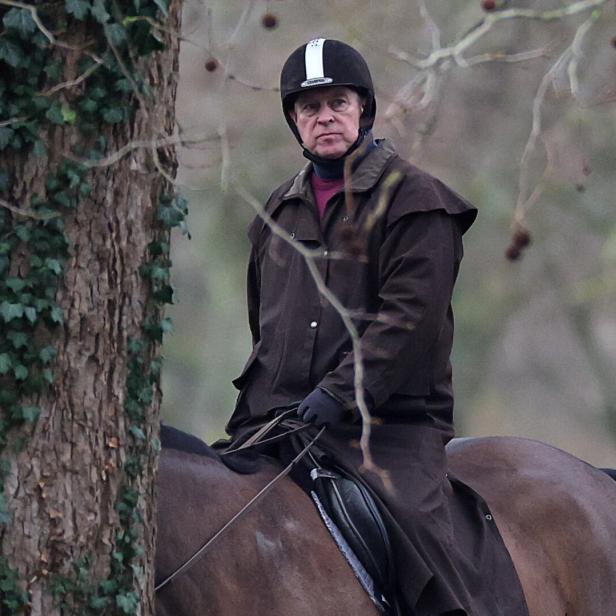 Andrew Mountbatten-Windsor reitet durch einen Park