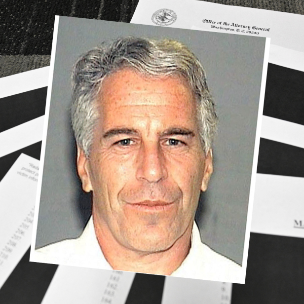 Ein Foto von Jeffrey Epstein vor geschwärzten Akten.
