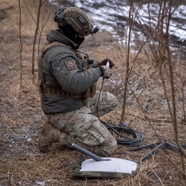 Ukrainischer Soldat bedient Starlink-Terminal