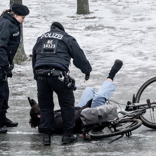 Rutschpartie in Berlin: Streusalz darf nur die Stadtreinigung verwenden. Die Privaten müssen schaufeln oder Sand streuen.