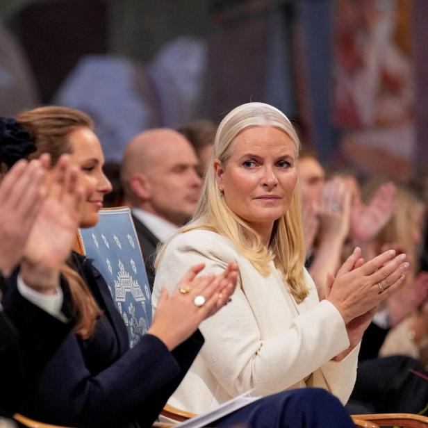 Kronprinz Haakon und Kronprinzessin Mette-Marit applaudieren bei einer Veranstaltung.