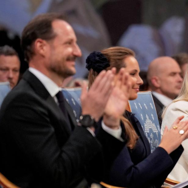 Kronprinz Haakon und Kronprinzessin Mette-Marit applaudieren bei einer Veranstaltung.