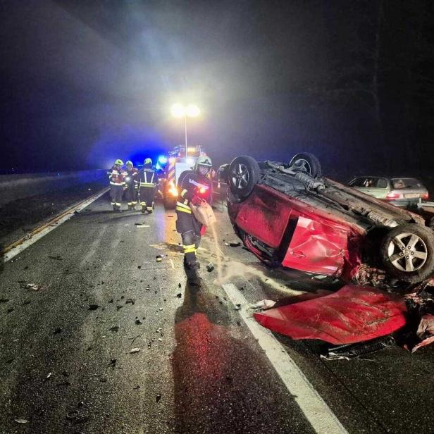 Ein Pkw landete am Dach mitten auf der Fahrbahn