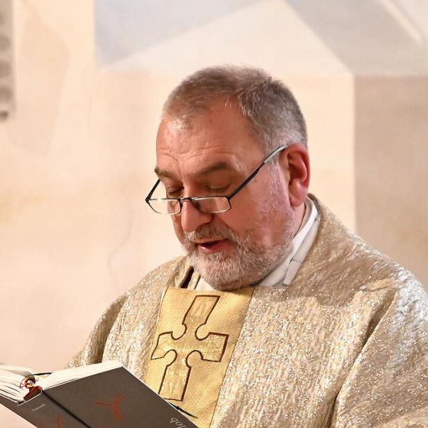 Ein Priester während einer heiligen Messe