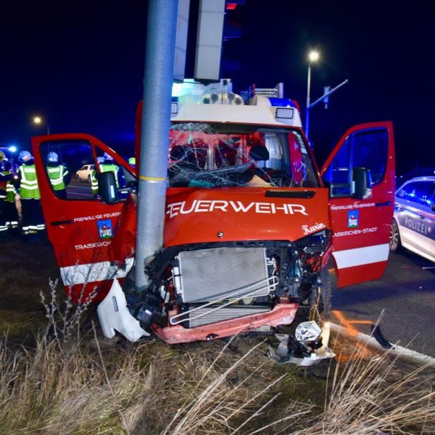 Feuerwehrauto krachte gegen Ampelmast