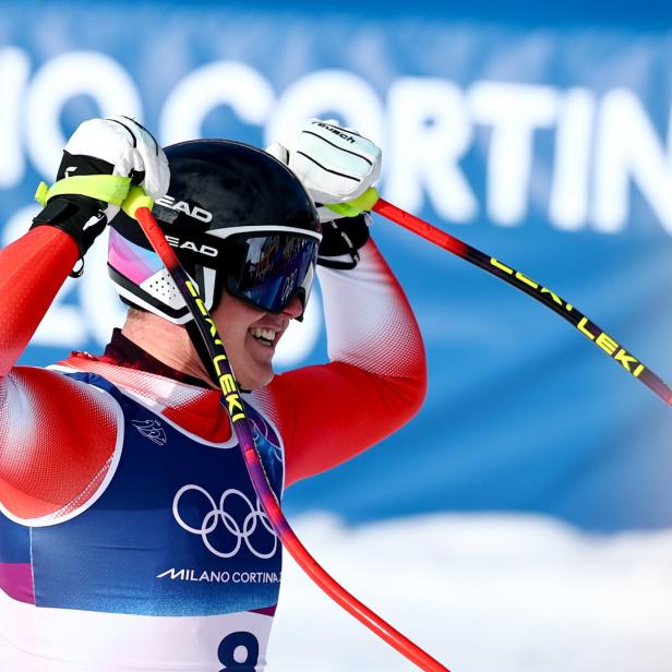 Franjo von Allmen jubelt im Ziel.