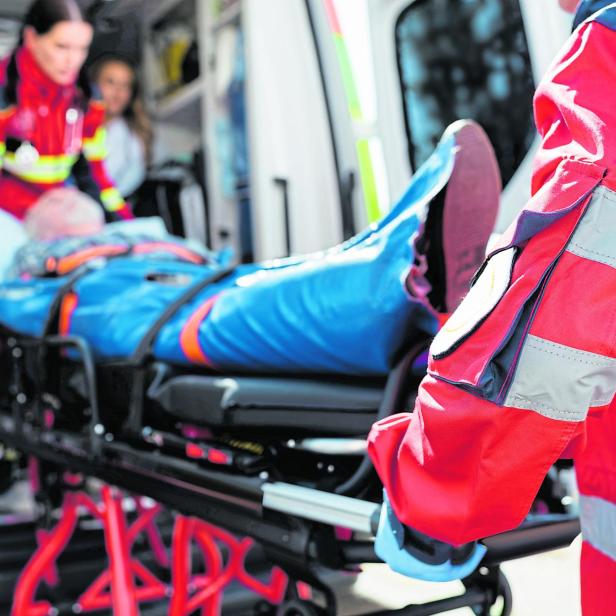 Verletzter wird von Rettung abtransportiert