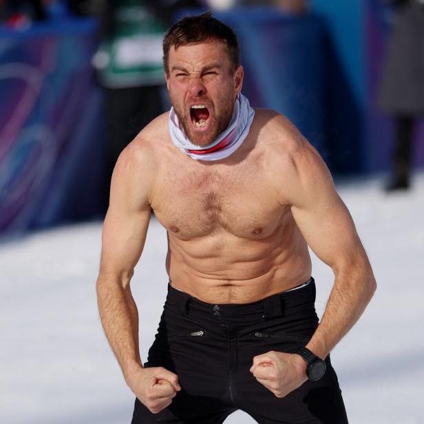 Benjamin Karl zeigt sich nach dem Olympiasieg mit nacktem Oberkörper.