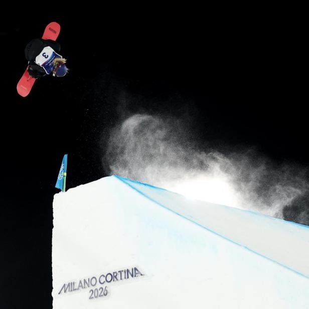 Snowboarderin Anna Gasser bei einem ihrer Sprünge in der olympischen Big Air Qualifikation