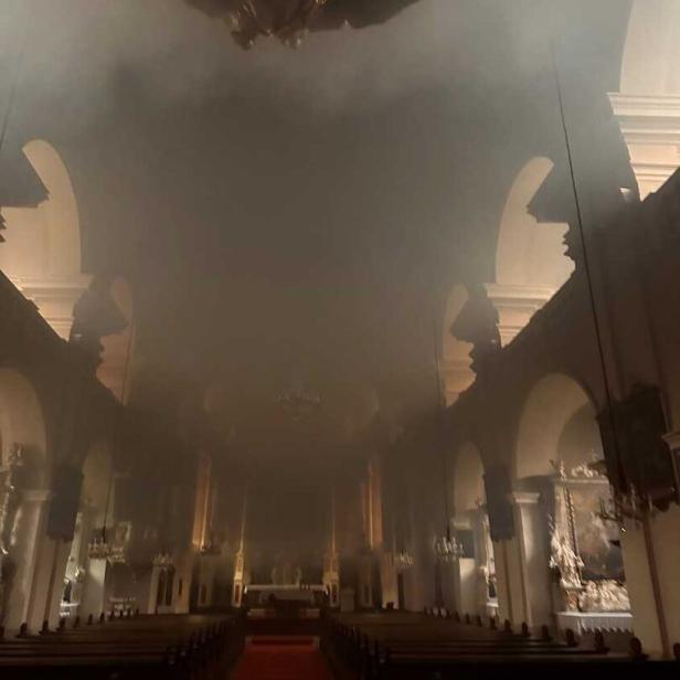 Kirche in Bruck mit Rauch erfüllt 