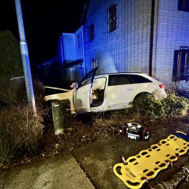 Schwer beschädigtes Auto in Hausgarten