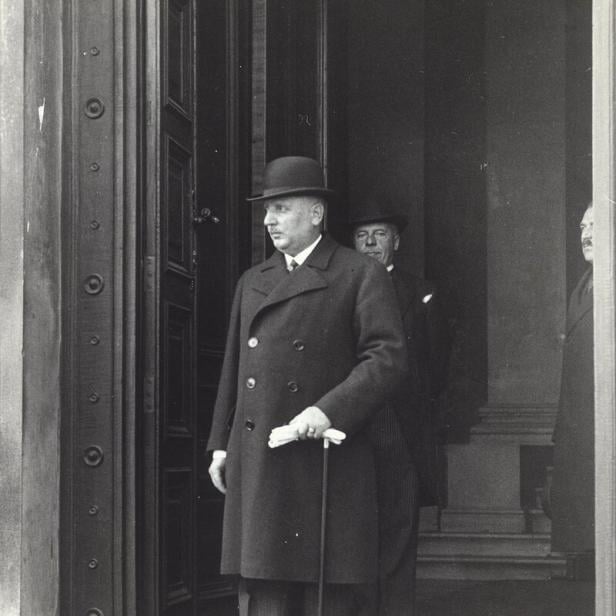 Eine schwarz-weiß Aufnahme von Miklas beim Verlassen des Parlaments nach der Bundespräsidentenwahl 1931, er trägt Mantel und Melone.