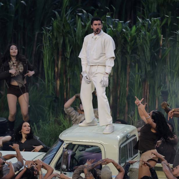 Bad Bunny ganz in Weiß, ein Outfit von Zara