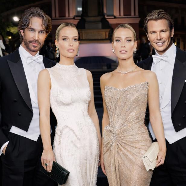 Vier Personen in eleganter Kleidung