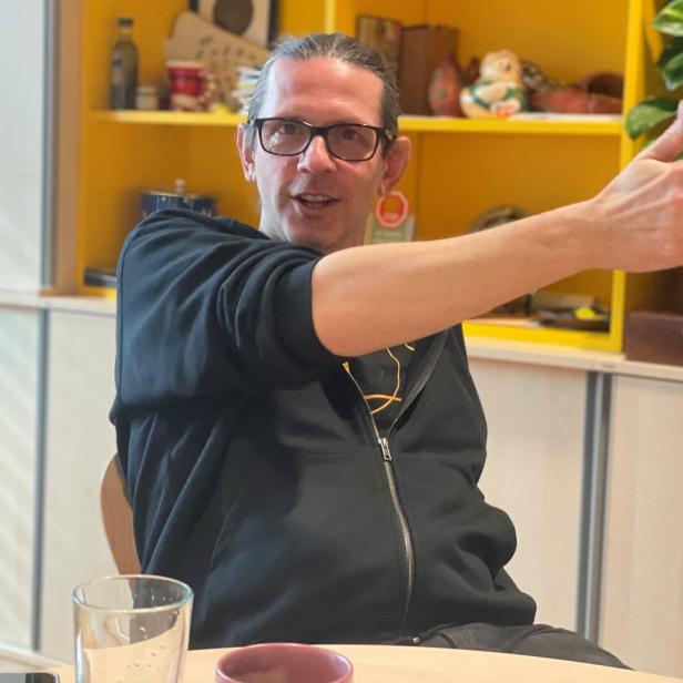 Schulleiter Werner Schuster beim Interview in seinem Büro. 