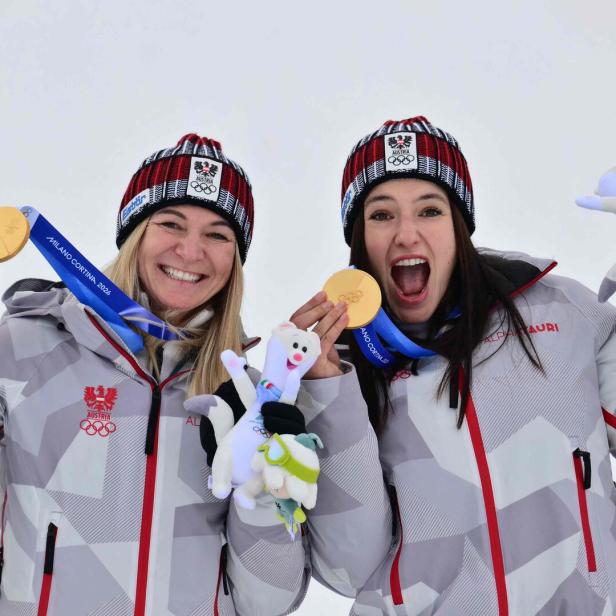 Ariane Rädler und Katharina Huber mit den Goldmedaillen