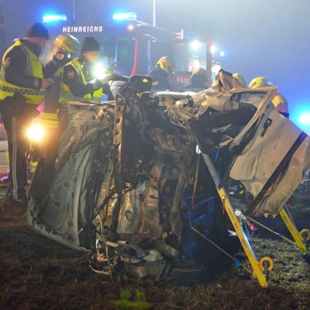 Polizei untersucht Unfallwrack