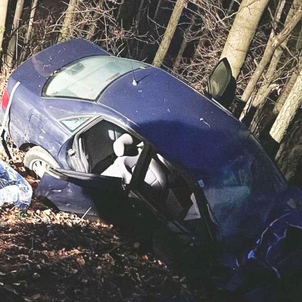 Pkw war gegen baum gekracht