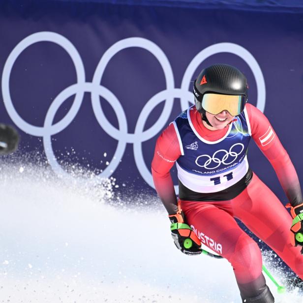 Cornelia Hütter schwingt nach der Abfahrt im Zielraum ab.